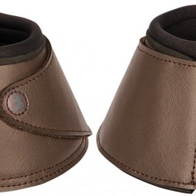 Protutores de pele para cascos de cavalo castanhos com fecho de botão.