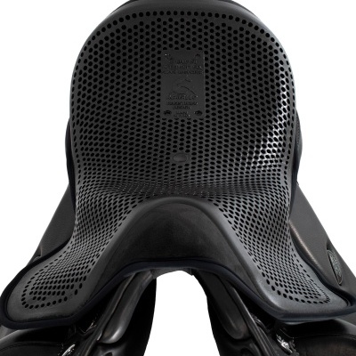 Selim de equitação preto com superfície perfurada e etiqueta marca EQUILINE