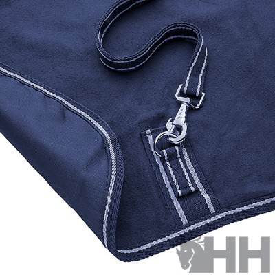 Tapete azul escuro com gancho metálico e costuras brancas para uso em animais