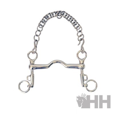 Freio de cavalo metálico com corrente sobre fundo branco