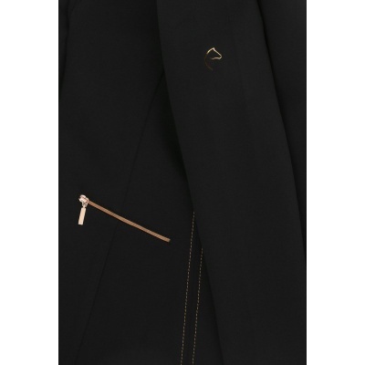 Casaco preto com fecho dourado, costura amarela e logótipo triangular