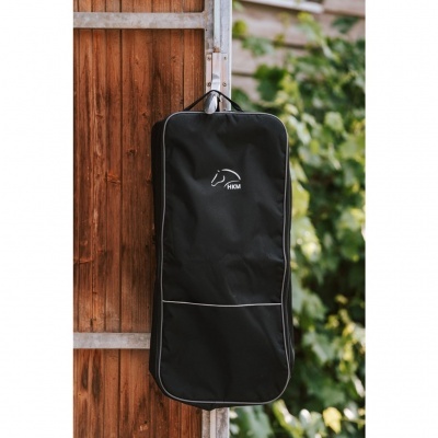 Saco protector preto HKM pendurado numa porta de madeira