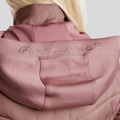 Parte traseira de casaco cor-de-rosa com capuz e texto MONTAH em pedras prateadas