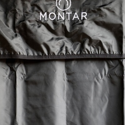 Bolsa preta com logo branco e ilhó prateado