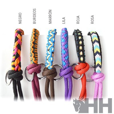 Pulseiras trançadas coloridas com argolas de metal, cada uma com etiquetas de cores em fundo branco