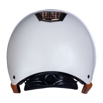 Capacete branco com detalhes pretos e castanhos visto de trás