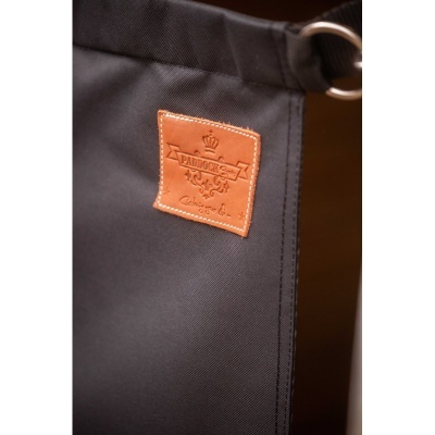 Saco negro com etiqueta de couro castanho e argola metálica