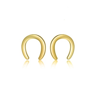 Brincos de argola dourados com acabamento liso