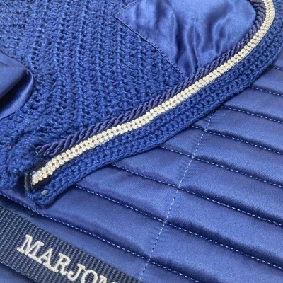 Detalhe de tecido azul escuro matelassado e malha com fita bordada MARJON