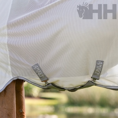 Roupa de rede cinzenta clara com etiquetas AMIGO® sobre cavalo castanho.