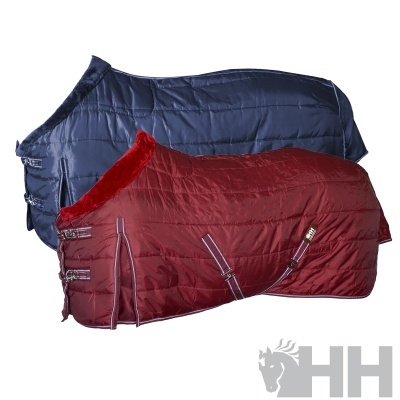 Dois capotes acolchoados para cavalo, um azul escuro outro vermelho com interior felpudo