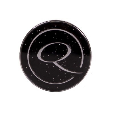 Prato preto com letra Q em branco