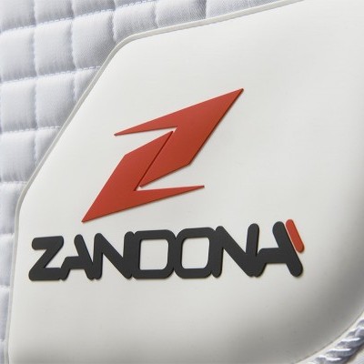 Saco branco com textura acolchoada e logotipo ZANDONA em vermelho e preto