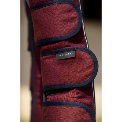 Produto têxtil bordeaux com tiras de velcro e etiqueta 'EQUITHEME'