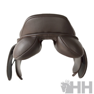 Sela de equitação em couro castanho escuro vista de frente