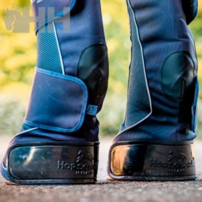 Botas de equitação azuis e pretas com proteção e etiqueta Horse Pilot.