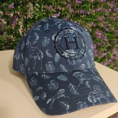 Boné azul escuro com padrão branco e bordado frontal 'H'