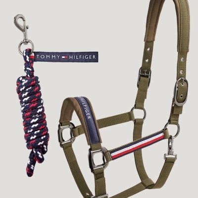 Conjunto Tommy Hilfiger para equitação com cabresto e corda em cores verde-oliva, azul, vermelho e branco