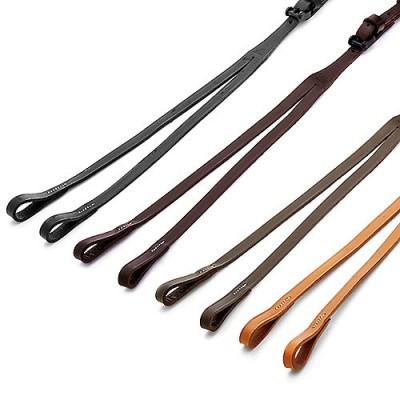 Cinco correias de couro em várias cores com fivelas metálicas