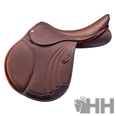 Sela de equitação em couro castanho com detalhes vermelhos