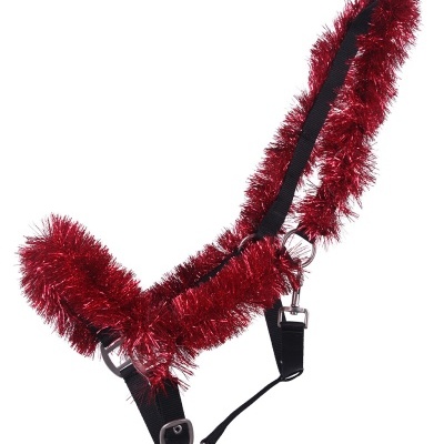 Cabresto preto com decoração vermelha felpuda em fundo branco