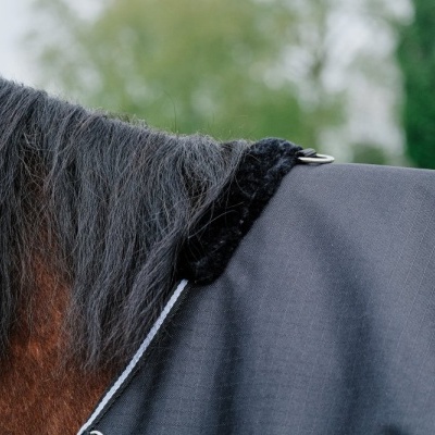 Manta para cavalo cinzenta com detalhe peludo preto no pescoço