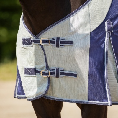 Cobertura para cavalo azul e bege com fivelas e costuras reforçadas