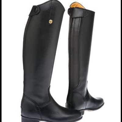 Botas altas pretas em couro liso com fecho lateral e rebite dourado