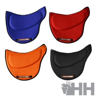 Mantassela acolchoadas em azul, vermelho, laranja e preto com etiqueta HH sobre fundo branco