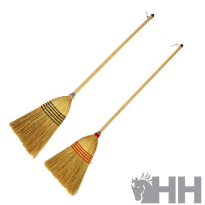 Duas vassouras com cabo de madeira e escovas amarelas com linhas coloridas