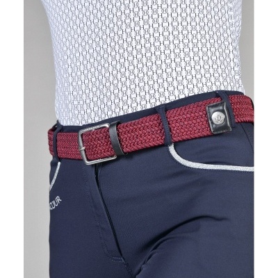 cinto trançado vermelho com calças azuis e camisola branca