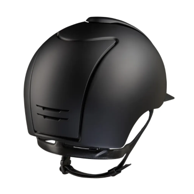 Capacete preto mate com correia de segurança