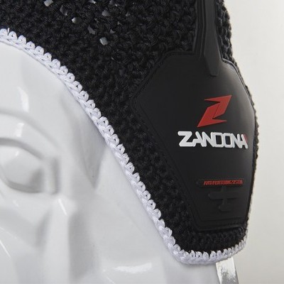 Máscara preta com logótipo ZANDONA em manequim branco