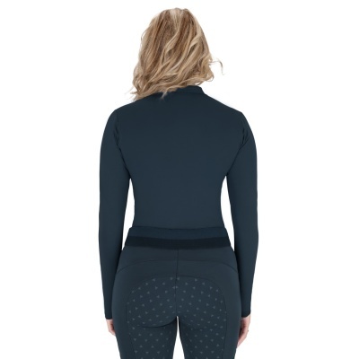 Pessoa com roupa desportiva azul escura vista de costas