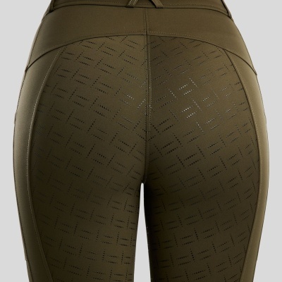 Calças justas verde-oliva com padrão perfurado e botão dourado