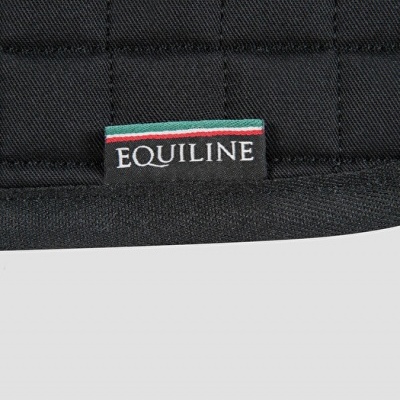 Etiqueta EQUILINE num tecido acolchoado preto