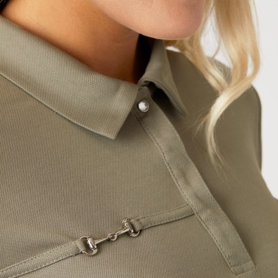 Camisa tipo polo verde-oliva com botão e detalhe metálico