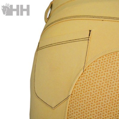 Calças amarelas com bolso traseiro e padrão de folhas laranja