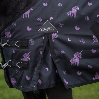 Cobertor para cavalo preto com padrão de unicórnios roxos e corações, cinco fivelas e etiqueta QHIP.