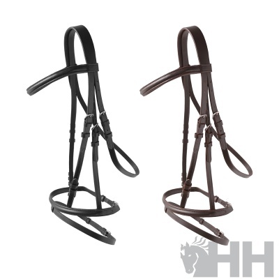 Duas rédeas de cavalo em couro, preta e castanha, com fivelas metálicas.