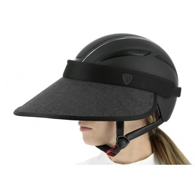 Capacete de bicicleta preto com viseira cinzenta numa pessoa
