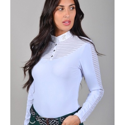 Blusa branca feminina de manga comprida com golas e botões em fundo cinza