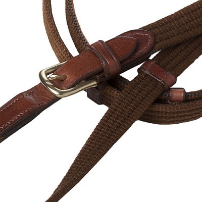 Cinto castanho com fivela metálica e tecido trançado