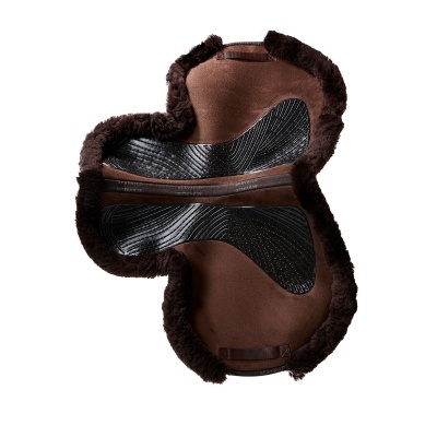 Sela para cavalo castanha com detalhes em pele e pelo castanho escuro