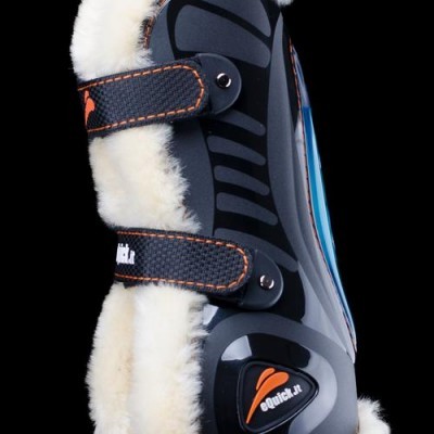 Protector equestre preto com forro de pelo branco e logótipo eQuick Jr