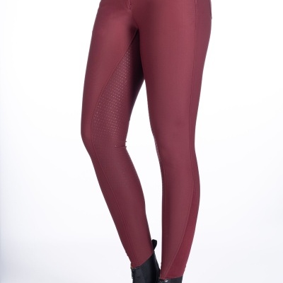 Calças bordeaux justas com botas pretas