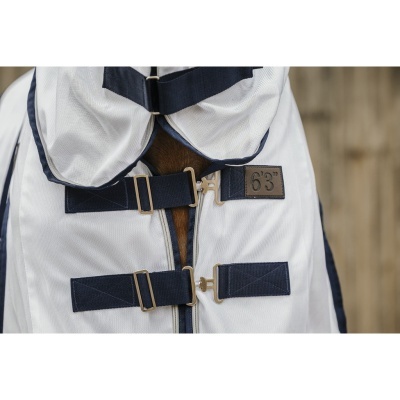 Manta para cavalo branca com detalhes azuis e fivelas metálicas
