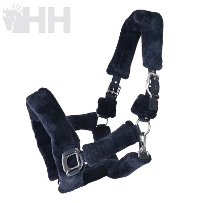 Cabresto de cavalo almofadado em tecido azul escuro com fivelas metálicas.