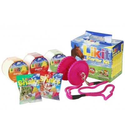 Kit Likit Starter para cavalos com balas de vários sabores, sacos Likit Snaks, rolinhos rosa com correia e caixa colorida.