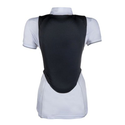 Colete rígido preto sobre camisa branca de manga curta